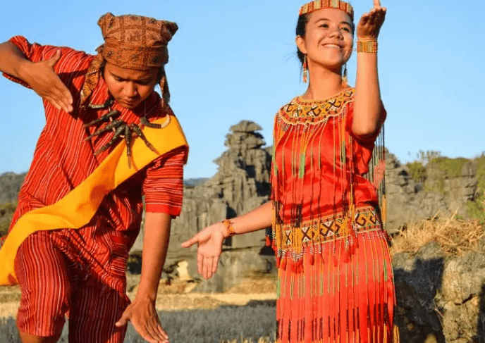 Pakean adat sulawesi barat