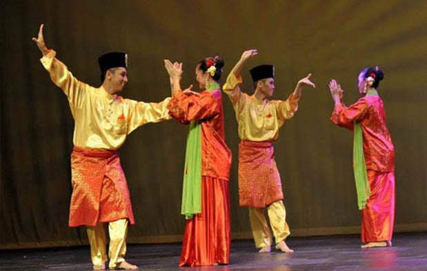khas Riau yang dianggap sebagai buah akulturasi budaya Arab dan budaya Melayu di masa sila Tari Zapin Asal Riau : Sejarah, Gerakan, Video, dan Penjelasannya