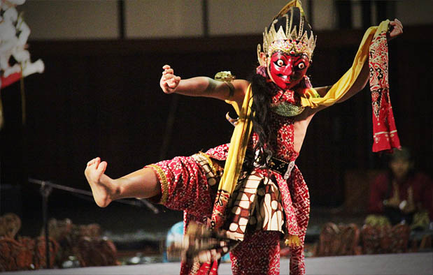 Seni tari yaitu sebuah gerak dinamis dan berirama yang memperlihatkan rasa atau nuansa terten 8 Unsur-unsur Tari yang Pasti Ada dalam Sebuah Tarian