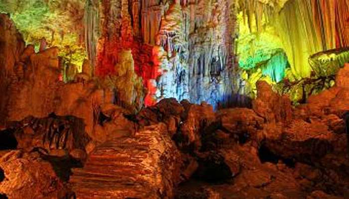 10 GUA PALING MENAKJUBKAN DI DUNIA yaitu sebuah lubang di dalam tanah yang cukup besar dan dalam 10 GUA PALING MENAKJUBKAN DI DUNIA