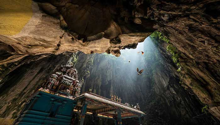 10 GUA PALING MENAKJUBKAN DI DUNIA yaitu sebuah lubang di dalam tanah yang cukup besar dan dalam 10 GUA PALING MENAKJUBKAN DI DUNIA