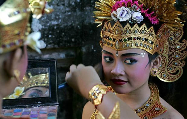Seni tari yaitu sebuah gerak dinamis dan berirama yang memperlihatkan rasa atau nuansa terten 8 Unsur-unsur Tari yang Pasti Ada dalam Sebuah Tarian